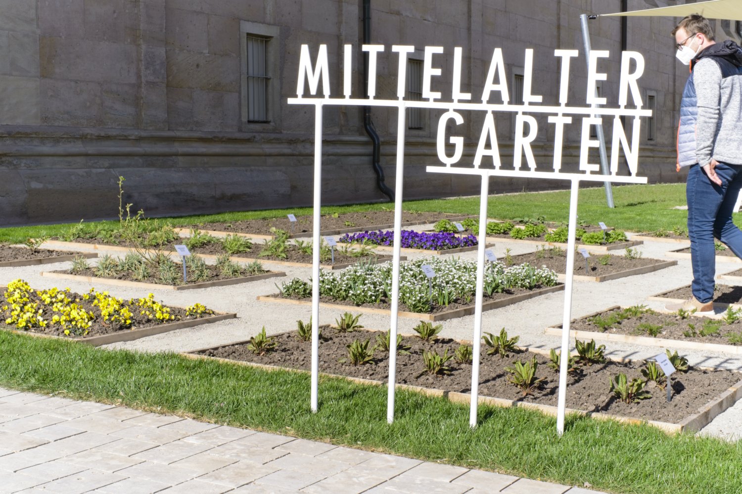 Der Mittelaltergarten besteht aus mehreren Kräuterbeeten, die im Mittelalter so von Hausbewohnern angelegt worden sind.
