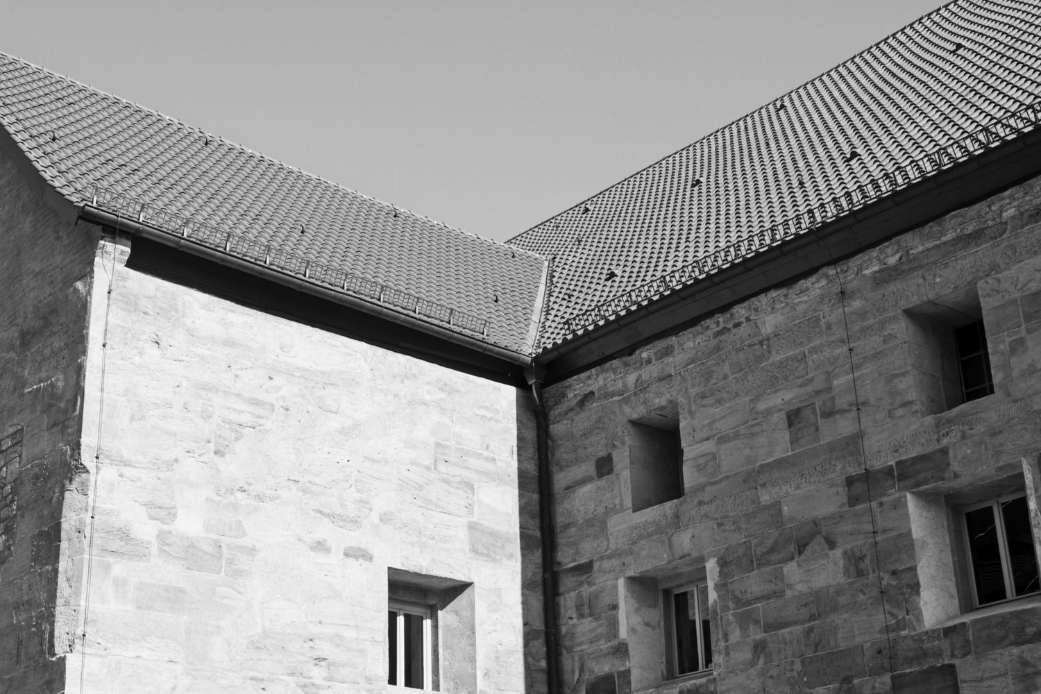 Schwarz-Weiß-Bild der Seite der Peterskirche.