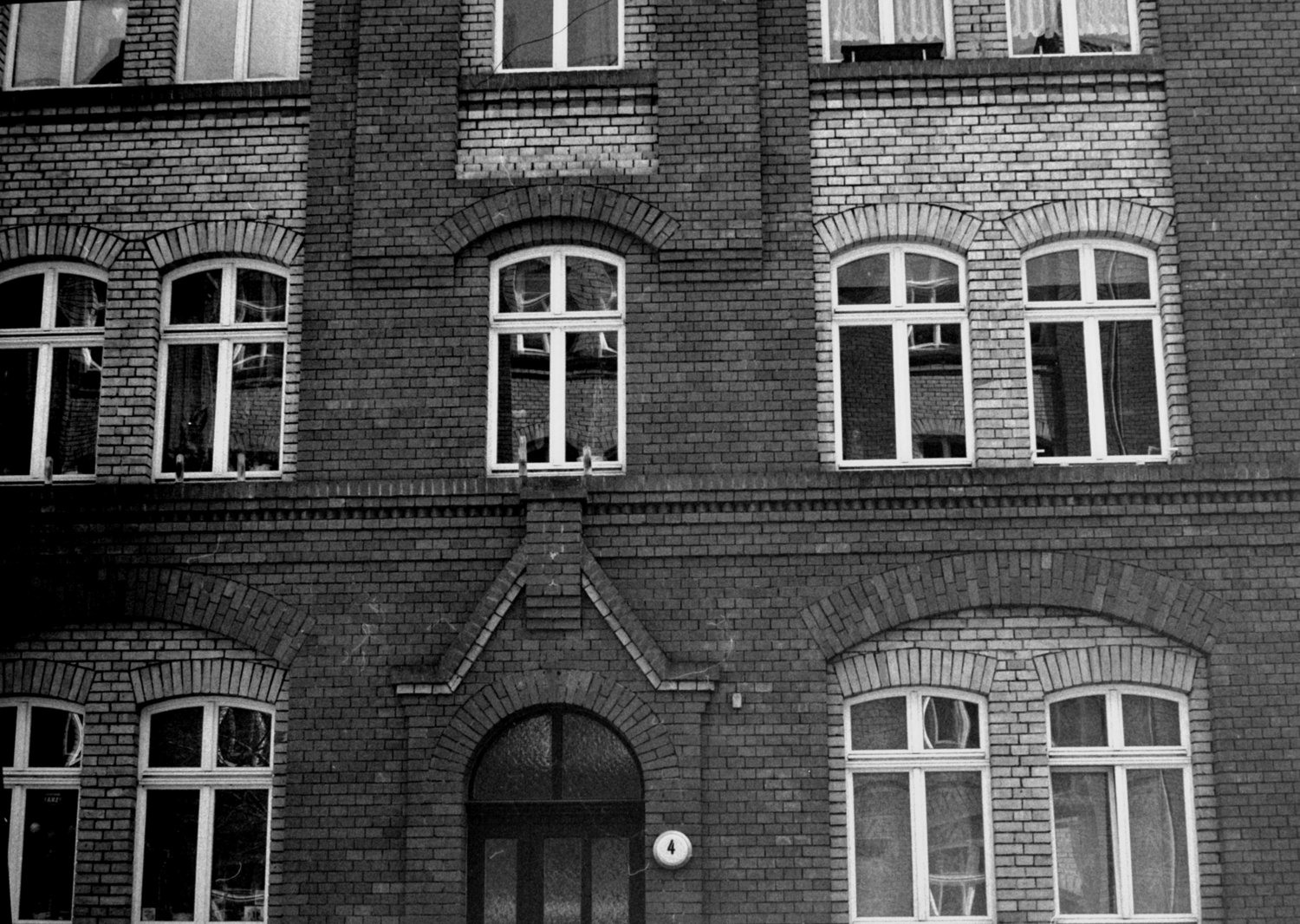 Die geziegelten Wände der Wohnhäuser in der Karlstraße.