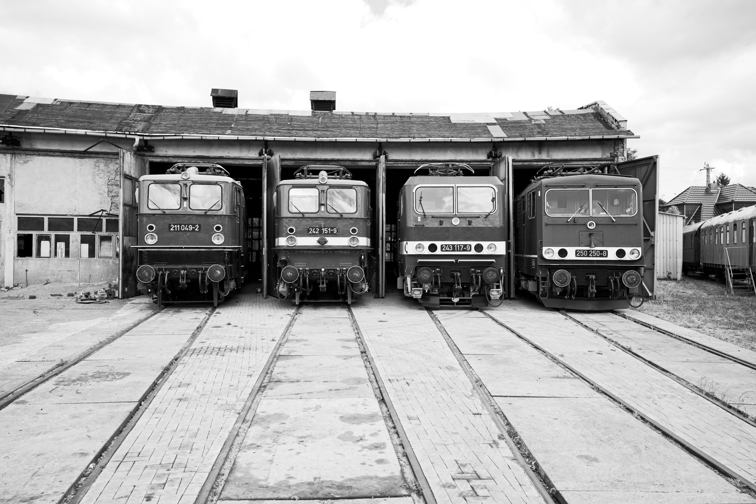 Fast der gesamte technische Fortschritt im E-Lokbau über die Bestehenszeit der DDR in einem Bild: Die Baureihen 211 049-2, 242 151-9, 243 117-9 und 250 250-8.