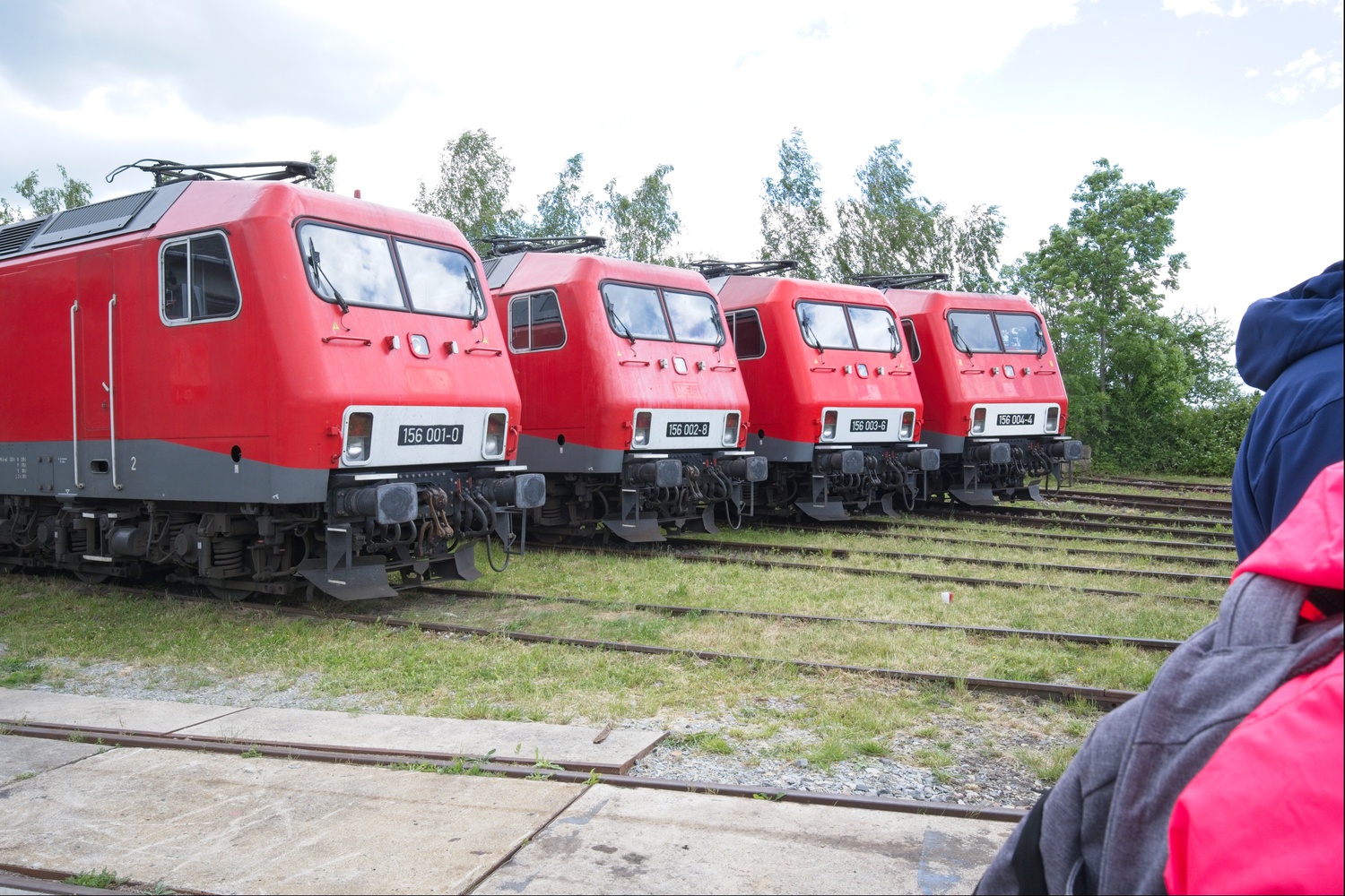 Rechts vom vorhergehenden Bild wird die Entwicklung ergänzt durch Vier Loks der Baureihe 252 / 156, welche die letzten in der DDR entwickelte E-Lokbaureihe war.
