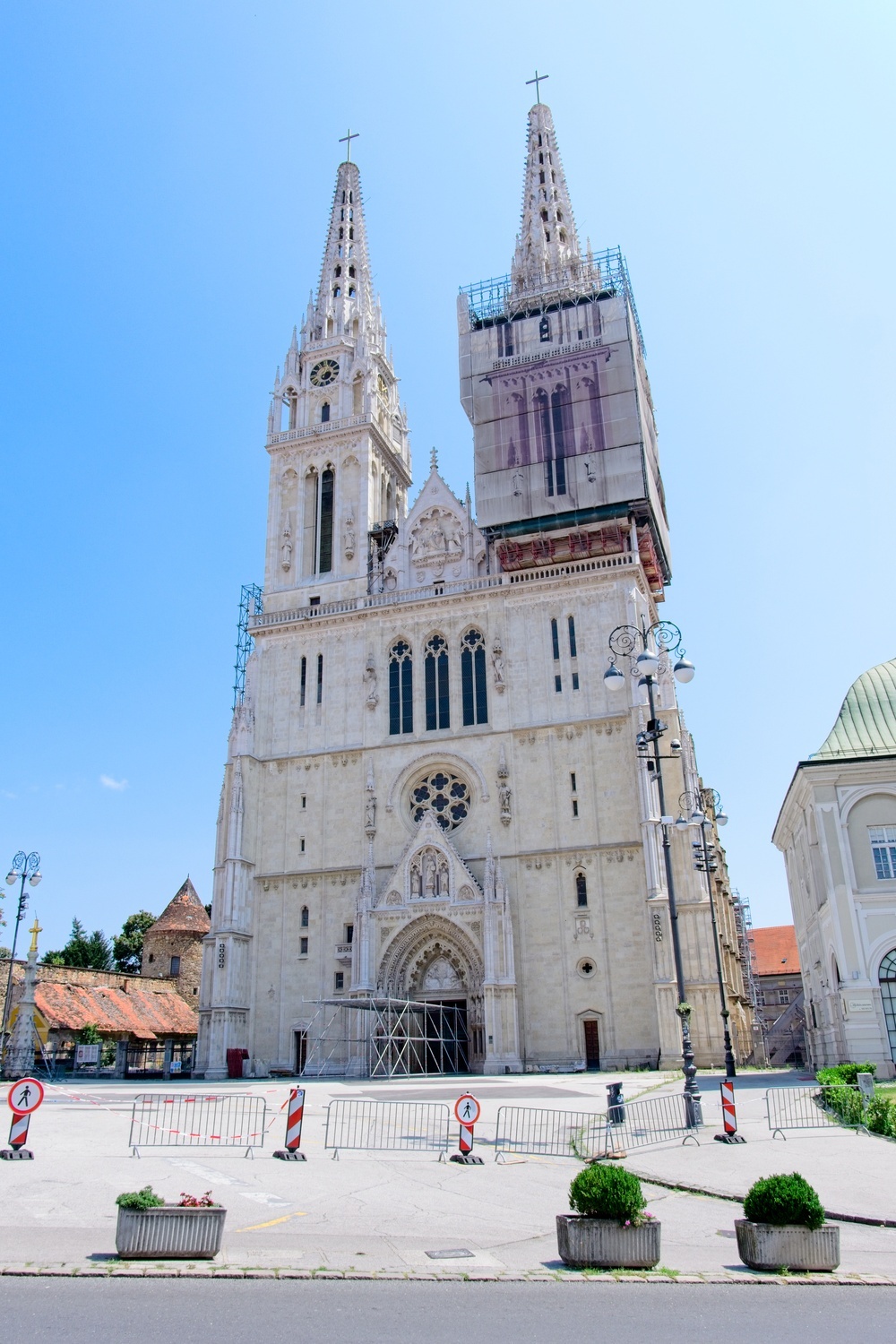 Die Kathedrale von Zagreb mit weiterhin stattfindenen Reparaturarbeiten.
