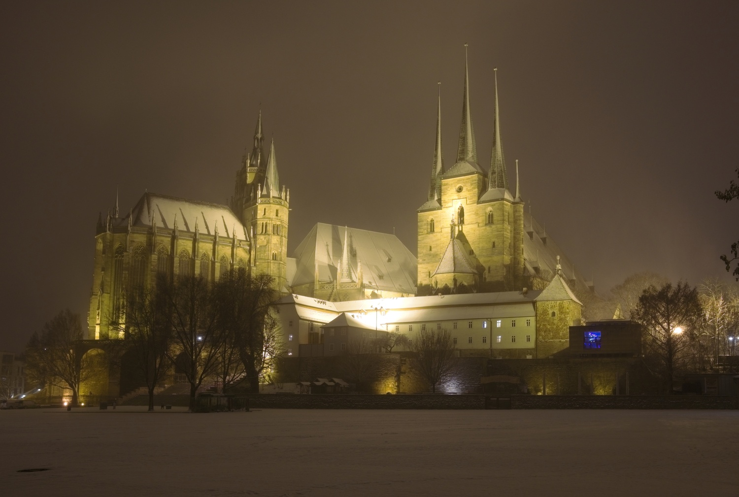 Weitwinkelaufnahme vom Dom und der Severikirche. Die Lichtverschmutzung durch Dunst und den Schnee ist bereits recht stark.