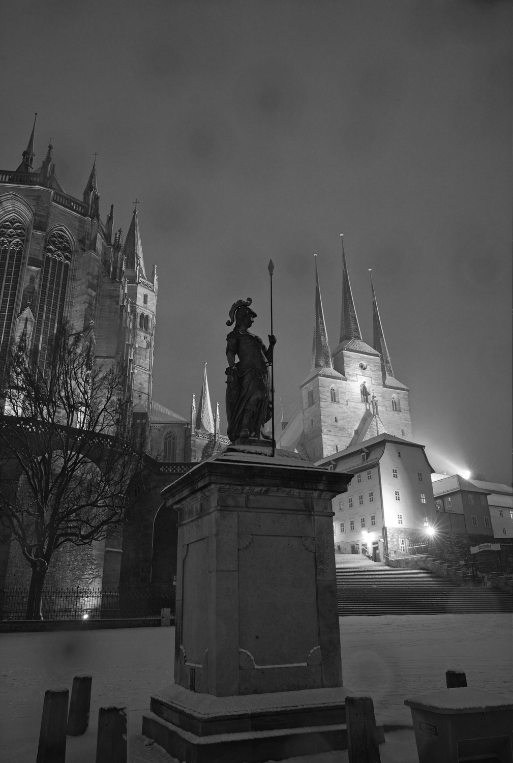 In Schwarz-WeiÃŸ tritt die deutlich dunklere Statue durch den starken Kontrast in den Vordergrund, obwohl der Dom und die Severikirche im Hintergrund besser ausgeleuchtet sind.
