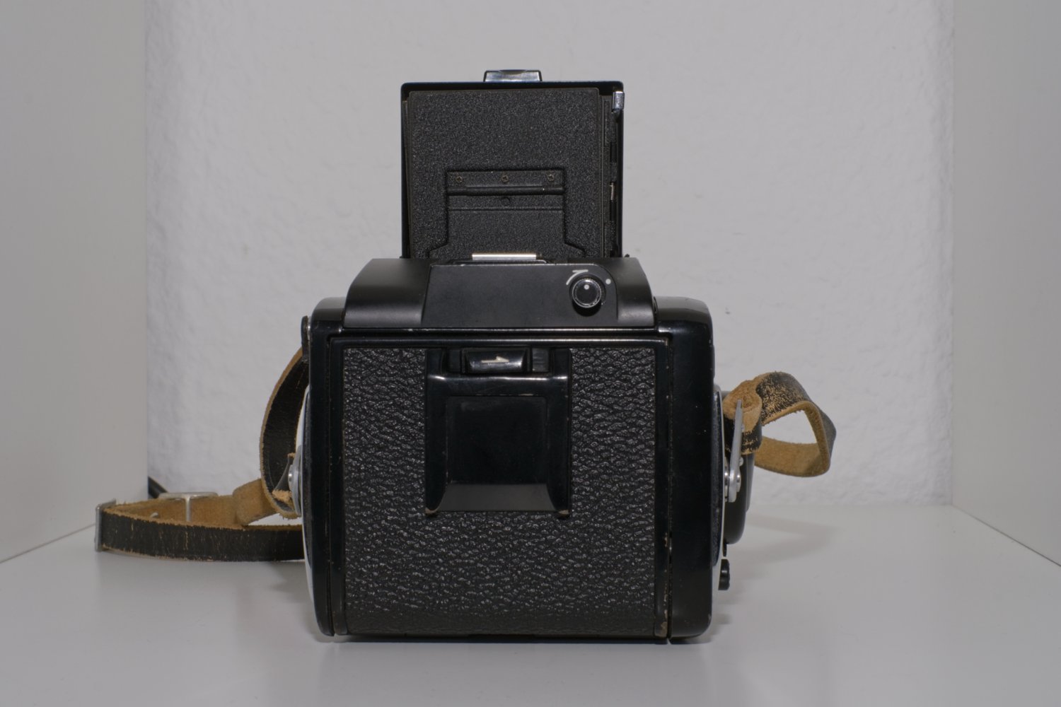 Die RÃ¼ckseite der Kamera mit dem Verriegelungsmechanismus des Filmfaches und rechts oberhalb davon der Mechanismus zum Herausnehmen des Suchermodules.