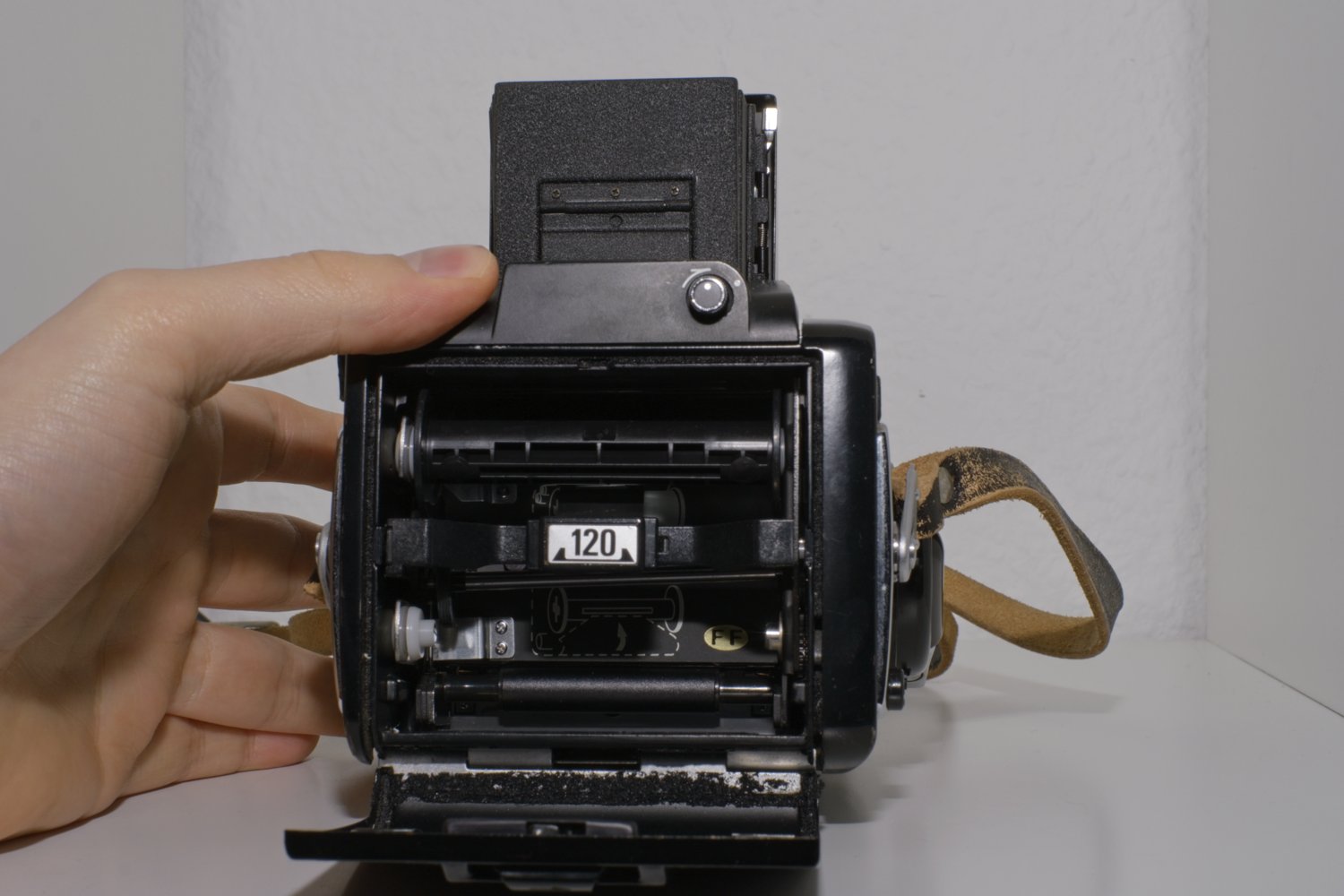 Die geÃ¶ffnete RÃ¼ckseite der Kamera, man sieht die eingesetzte Halterung fÃ¼r einen 120er-Rollfilm.
