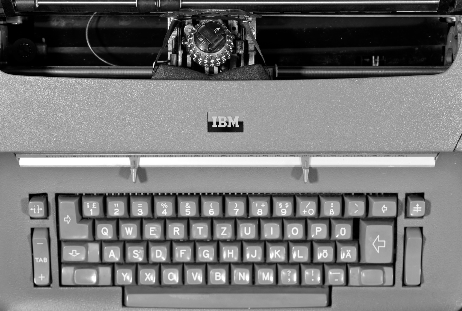 Draufsicht auf das Originalmodell. Eine sehr aufgeräumte, zweckmäßige und auch ästhetisch ansprechende Schreibmaschine. 