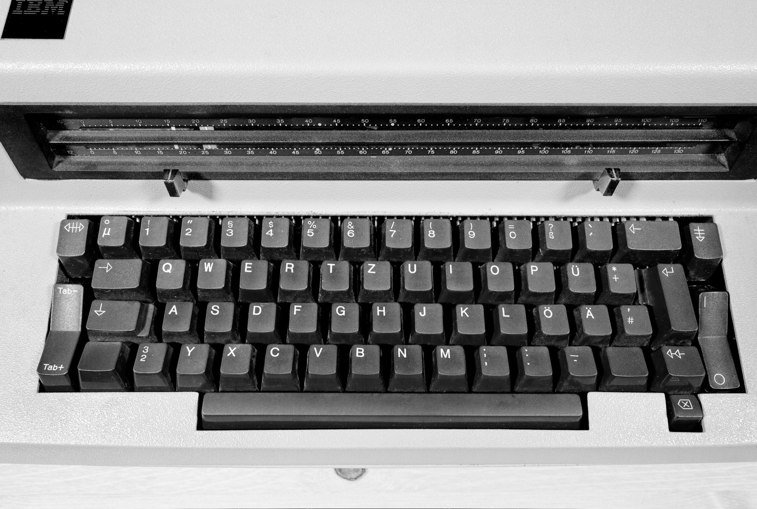 Das klassische, kurze Zeit später durch den PC als Standard definierte Tastaturlayout. Das Tippen auf diesen Tasten kommt den heutigen Tastaturen sehr nahe.